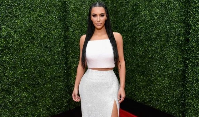 Kim Kardashian shrunk her dress so much that it almost burst (2 photos + video)