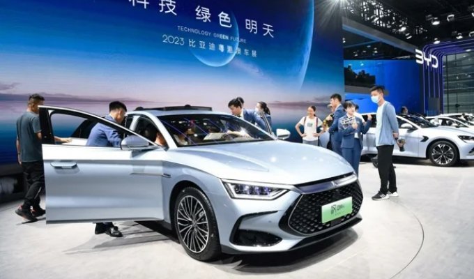 The Crisis of the Global Automotive Industry. China is conquering the market, displacing competitors (2 photos)