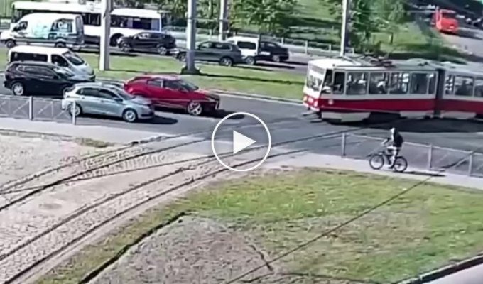 Велосипедист не смог поделить дорогу с трамваем