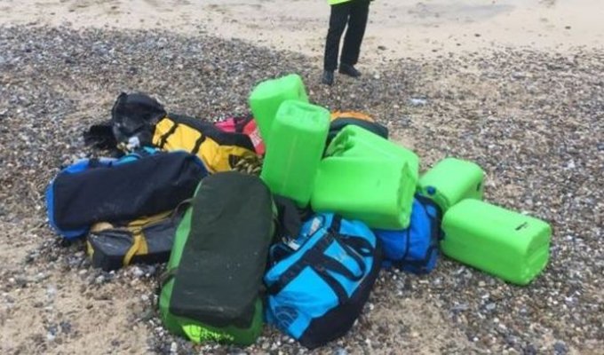 На пляж Великобритании вынесло 360 килограмм кокаина (3 фото)