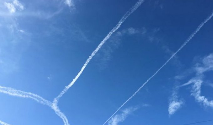 ВМС США извинились за пенис в небе, нарисованный летчиком (3 фото)