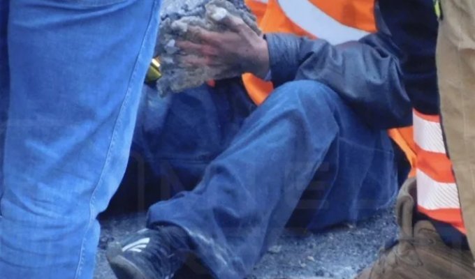 В Польше активисты приклеили себя к проезжей части и пожаловались на спасателей (3 фото)