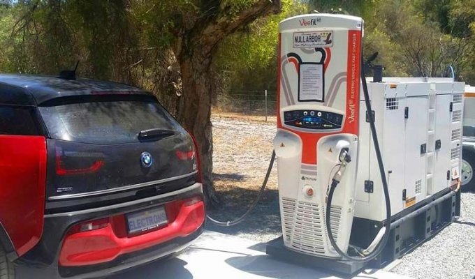 В Австралии электромобили заряжает дизельный генератор (3 фото)