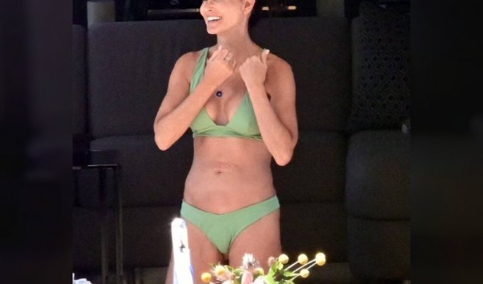 60-year-old Demi Moore showed a figure in a miniature swimsuit (9 photos)