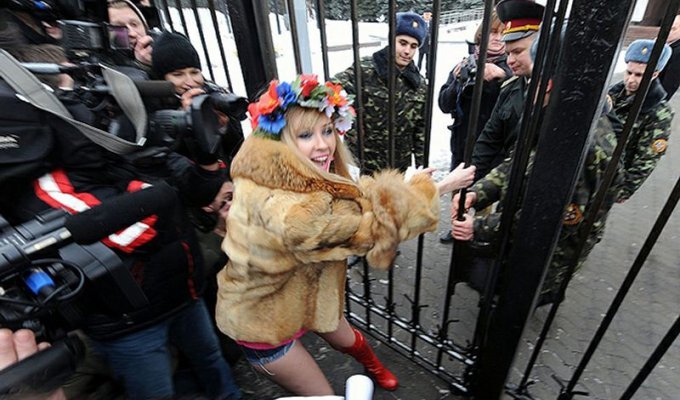 Киевская пародия на ЭКЗит пол (10 фото)