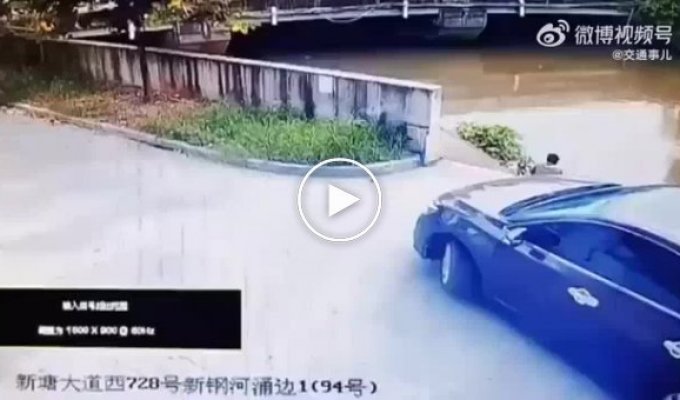 A motorist interrupted the fishing process and miraculously did not crush the fisherman