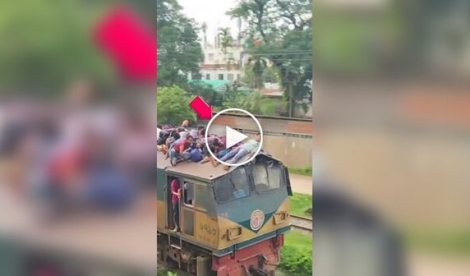 Поезд в Индии как аттракцион