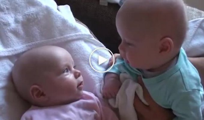 Серьезный разговор двух маленьких близнецов