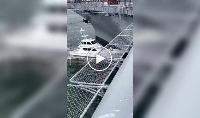 Пьяный капитан яхты врезался в американский авианосец в гавани Сан-Диего и уплыл