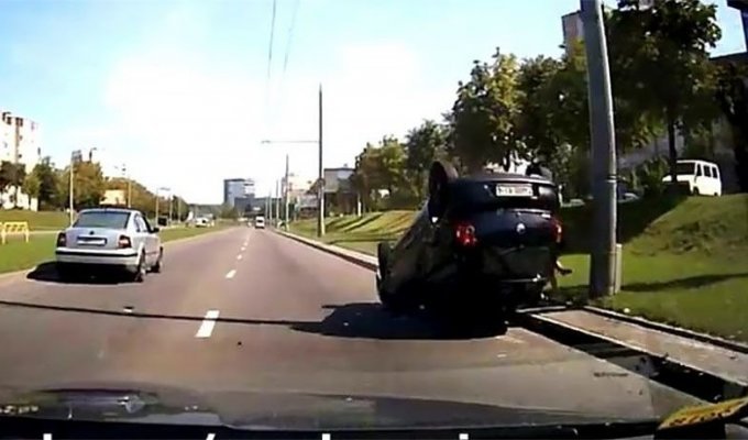 В Беларуси столкнулись два Volkswagen: один из них перевернулся на крышу (3 фото + 2 видео)