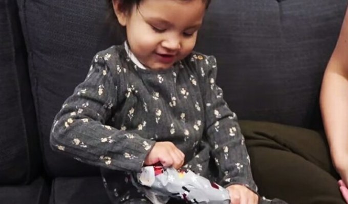 Dad gave baby the 'worst' gift ever - and her reaction is priceless (6 photos)