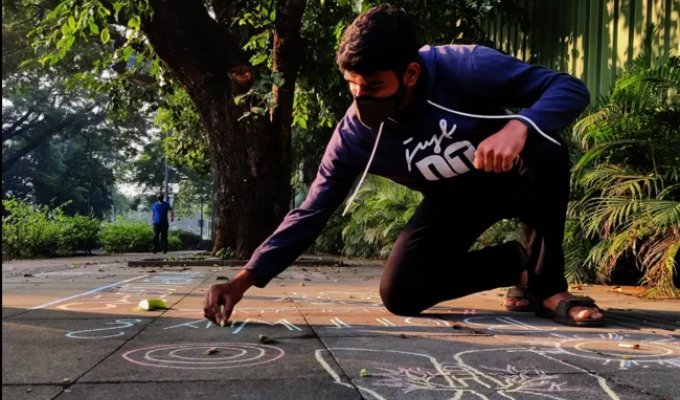 Circles on the asphalt, or what is the chalk of shame in India (8 photos)