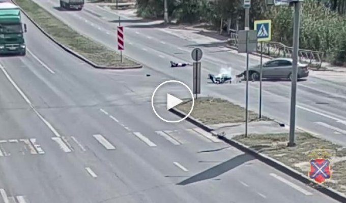 The motorcyclist flew on red and got into an accident