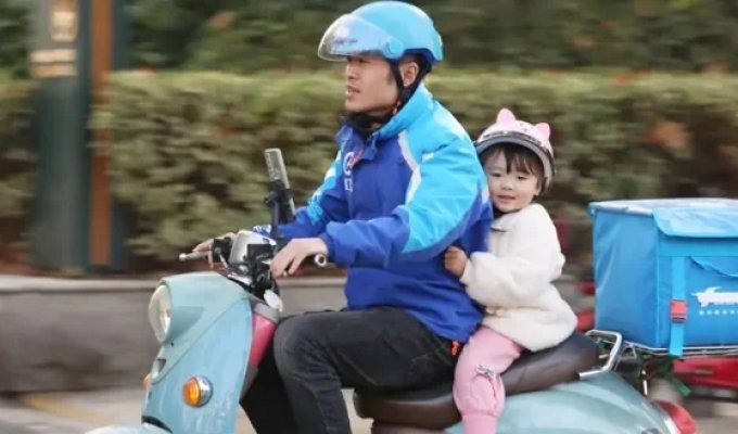 To avoid leaving home: in China, parents hire couriers to take their children to school (3 photos)