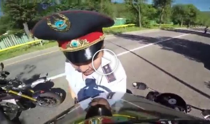 В Алматы полицейский на ходу остановил байкера