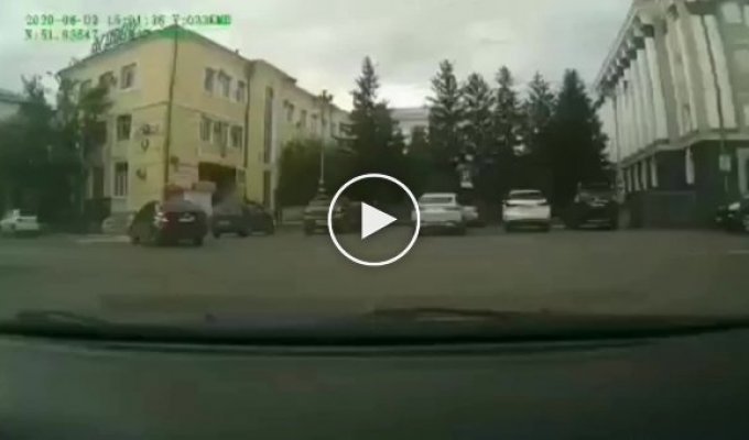 Женщина неожиданно выбежала на проезжую часть из-за стоящих машин