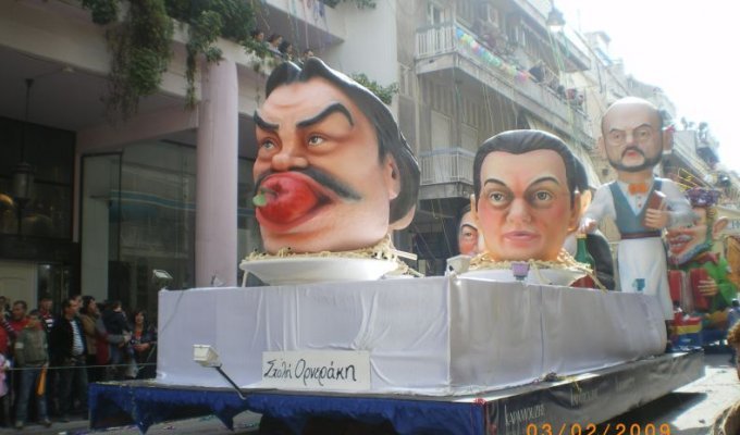 Закрытие карнавала в Греции. (13 Фото)