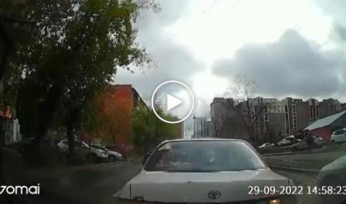 Нападение - лучшая форма защиты. В Новосибирске водитель обвинил девушку в ДТП