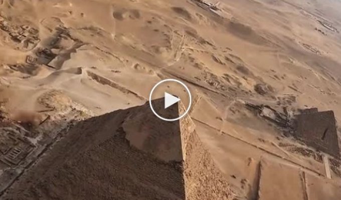 Пролетая над египетскими пирамидами