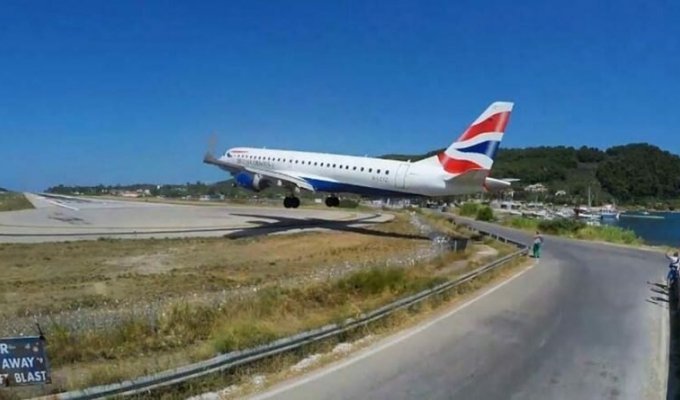 Опасный заход самолётов на посадку на греческом острове Скиатос (4 фото + 1 видео)