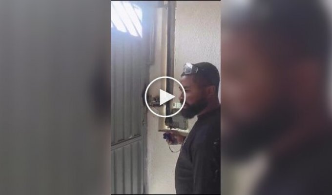 Хотел показать работу ворот, но получил дверцей прямо по лицу