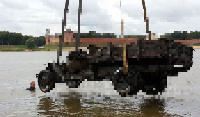 Военный грузовик времен ВОВ подняли со дна реки (11 фото)