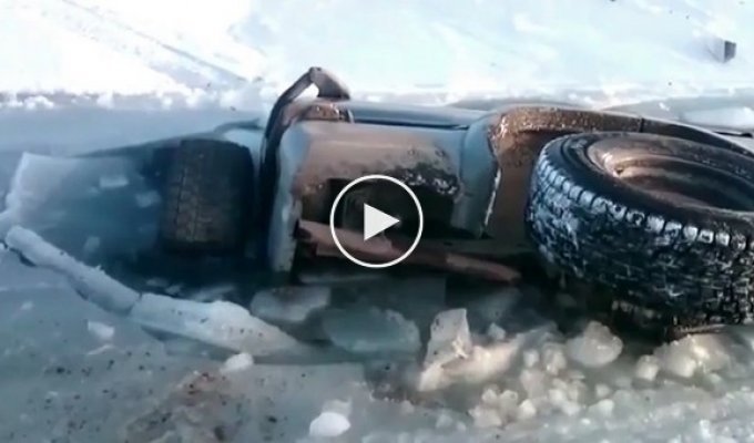 Автомобиль ушел под лед