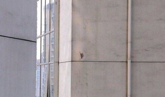 Нож в стене на 45 этаже (3 фото)