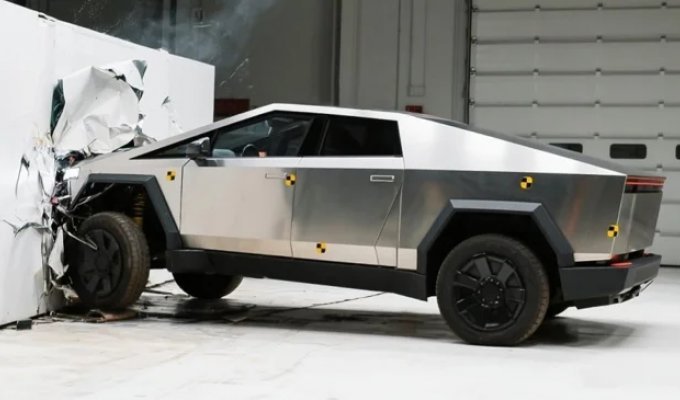 Миллионы автомобилей Tesla проверят из-за участившихся аварий (1 фото)