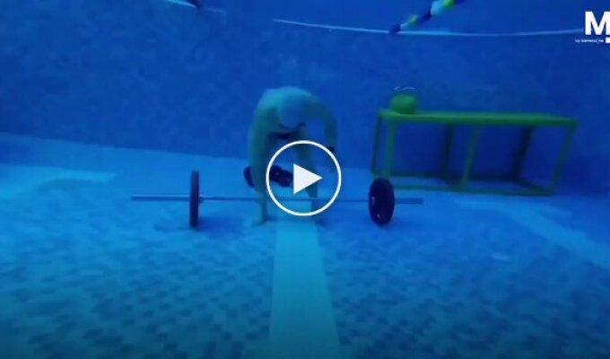 Под водой с штангой: экстремальная тренировка на дне бассейна