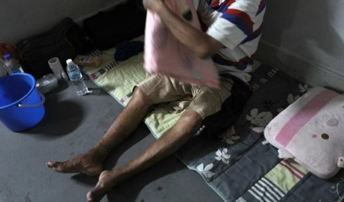 Homeless people who are “not there” in Singapore (6 photos)