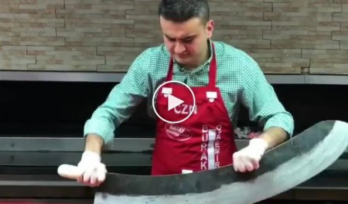 Турецкий повар показал, как он готовит свой фирменный гигантский люля-кебаб