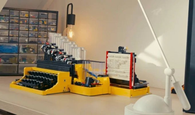 Фанат LEGO собрал рабочую печатную машинку из деталей конструктора (2 фото + 1 видео)