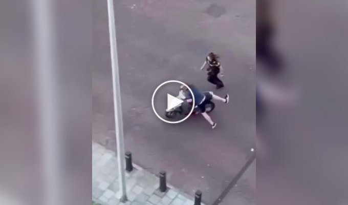 Неудачная попытка сотрудницы полиции задержать нарушителя