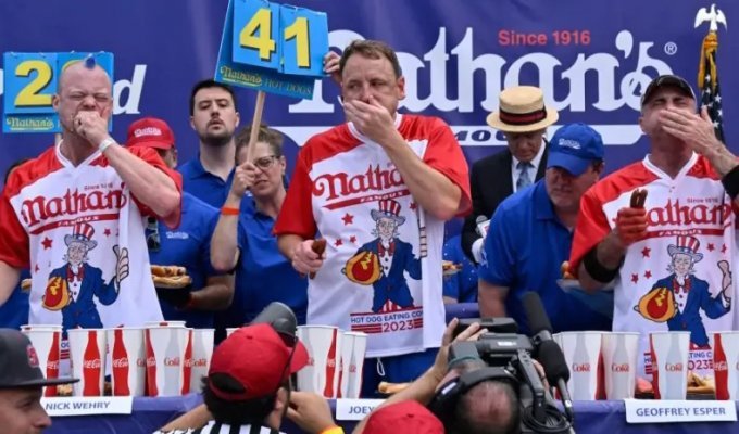 Hot Dog King Banned from Competing After Going Vegan (3 Photos + 1 Video)
