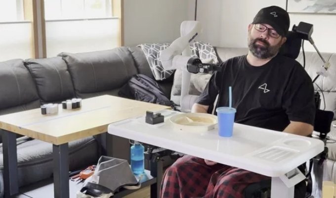 Пациент с нейрочипом Neuralink показал, как силой мысли управляет роборукой (1 фото + 1 видео)