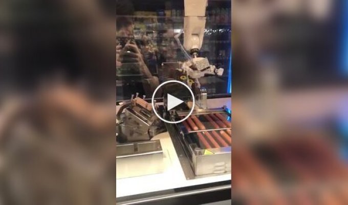 Робот пытается приготовить французский хот-дог