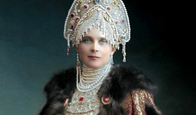 Великолепие костюмированного бала Романовых в раскрашенных фотографиях 1903 года (29 фото)