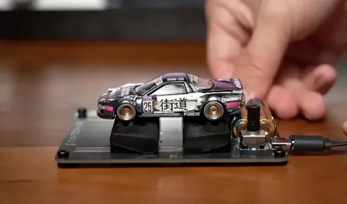 Для машинок Hot Wheels сделали миниатюрный диностенд (5 фото + 1 видео)
