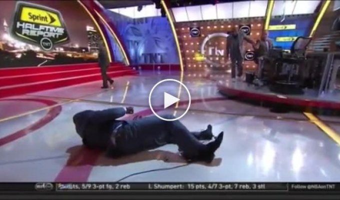Баскетболист Шакил ОНил упал в прямом эфире телепередачи