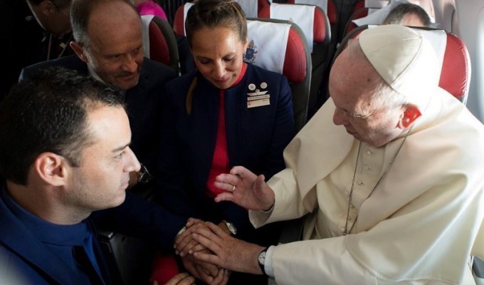 Папа Римский во время перелёта обвенчал двух бортпроводников (9 фото)