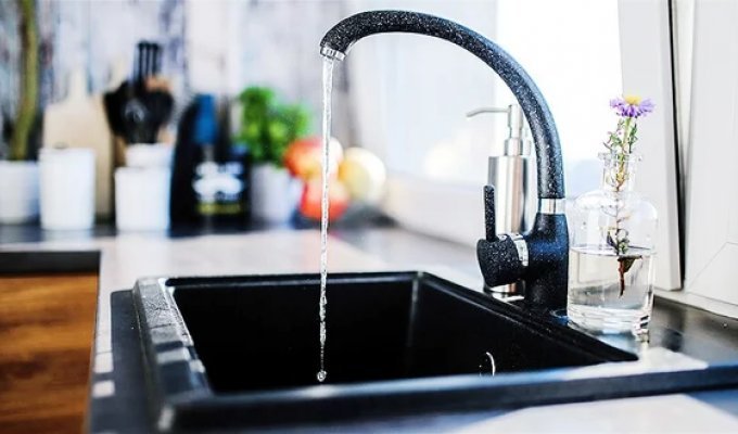 Мужчина "израсходовал" 10 млн галлонов воды за 2 месяца (2 фото)
