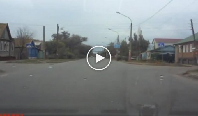 В Астрахани, водитель Kia Ceed не уступил дорогу служебной машине (0:25)