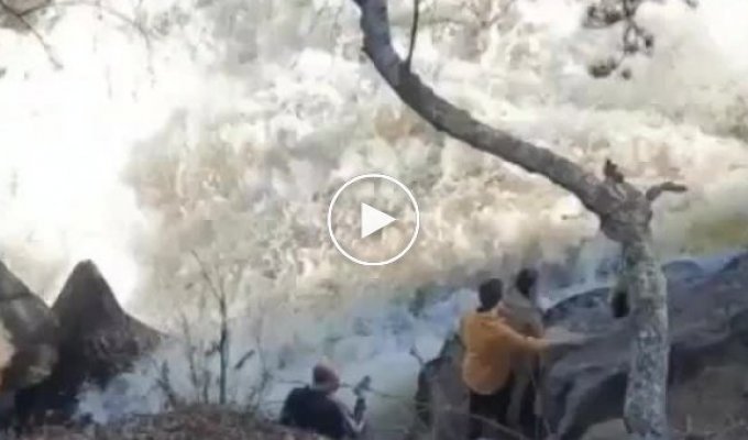 Эффектное селфи на фоне водопада закончилось падением в воду в Казахстане
