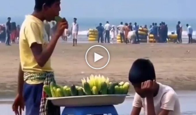 Торговец «освежал» огурцы странным способом