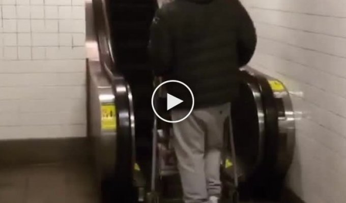 Американец пошел за пивом через метро