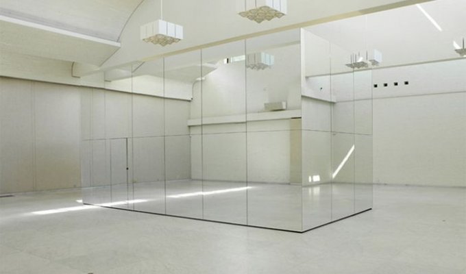 Эффект бесконечности в зеркальной комнате (4 фото + видео)