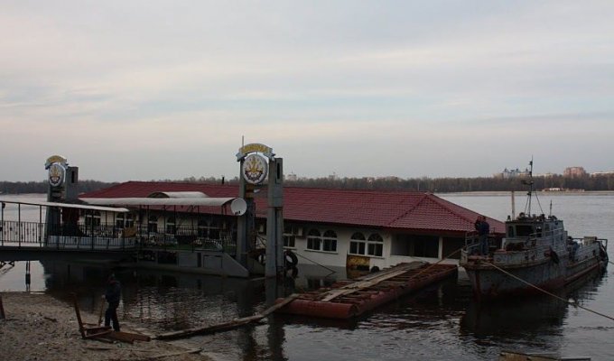 На набережной затонул ресторан/гостиница. Киев (4 фото)