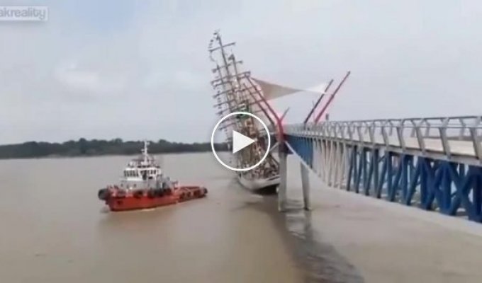 Огромную яхту затянуло под мост