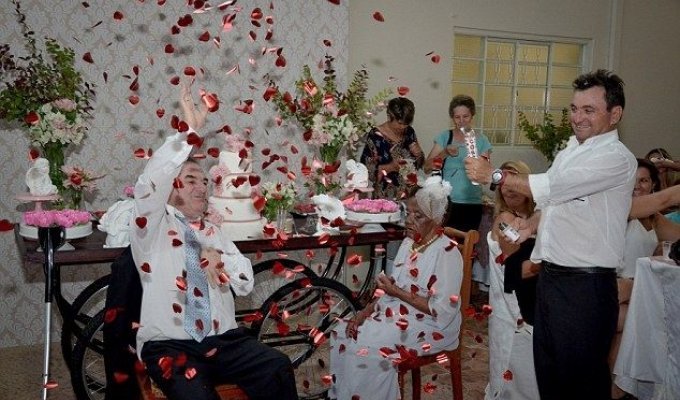 106-летняя старушка вышла замуж за 66-летнего кавалера в доме для престарелых (10 фото)